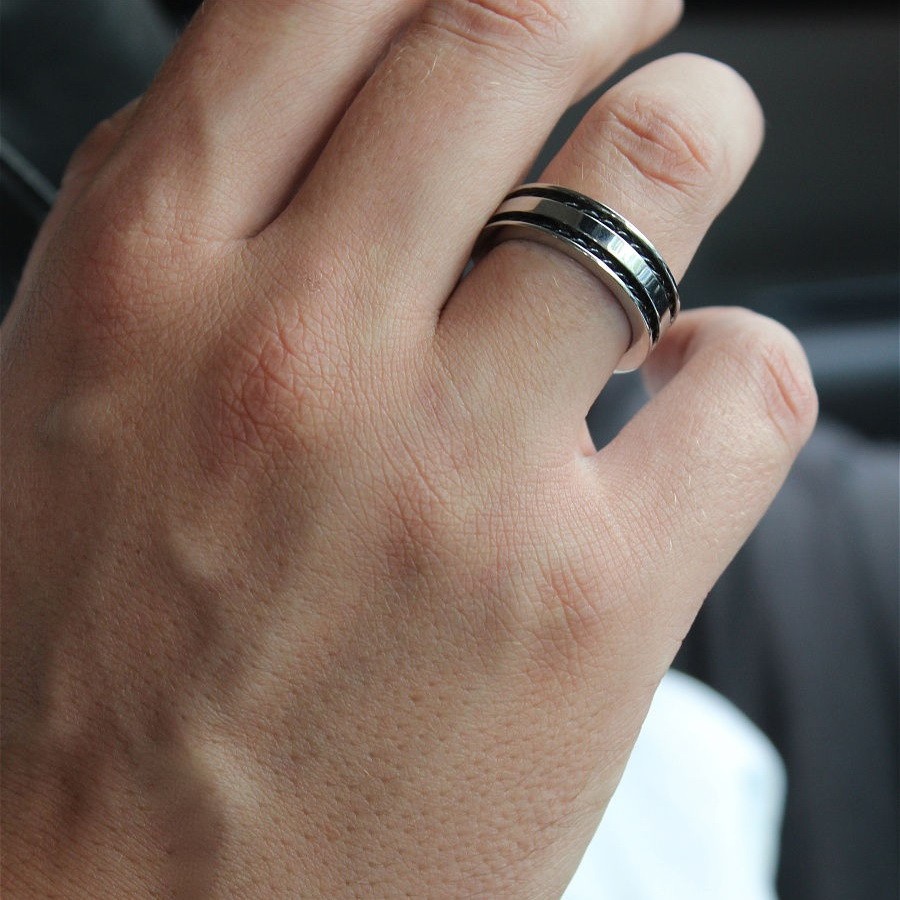 Стальное кольцо на руке