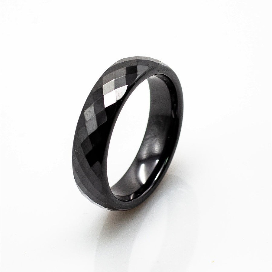Черное кольцо с гранями