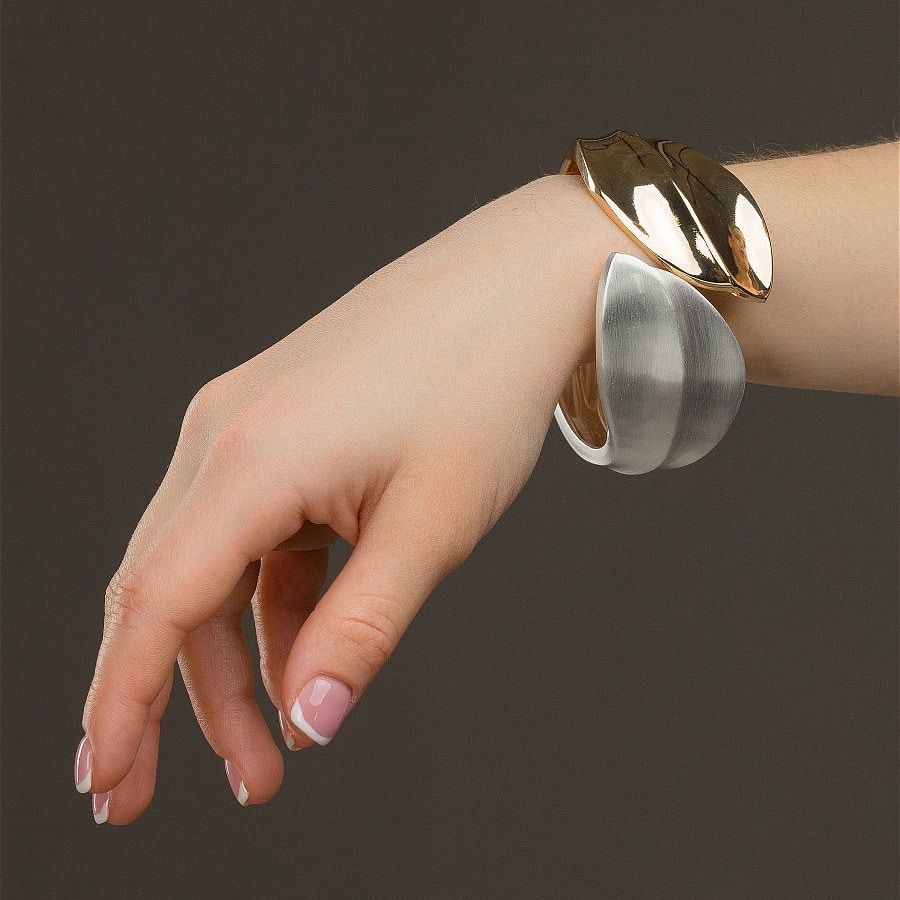 Шикарный женский браслет на руке