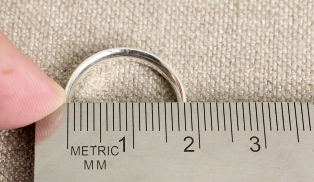 Измерение размера кольца с помощью линейки