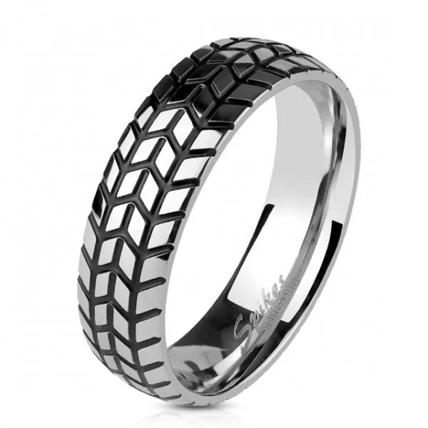 Серебристое кольцо в виде автомобильной шины
