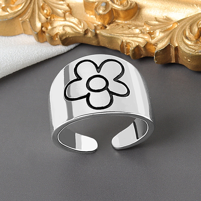 Серебристое безразмерное кольцо с цветком