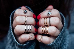 Кольца на пальцах женских