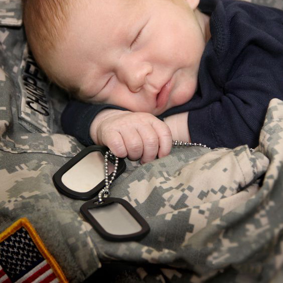 Малыш с армейскими жетонами