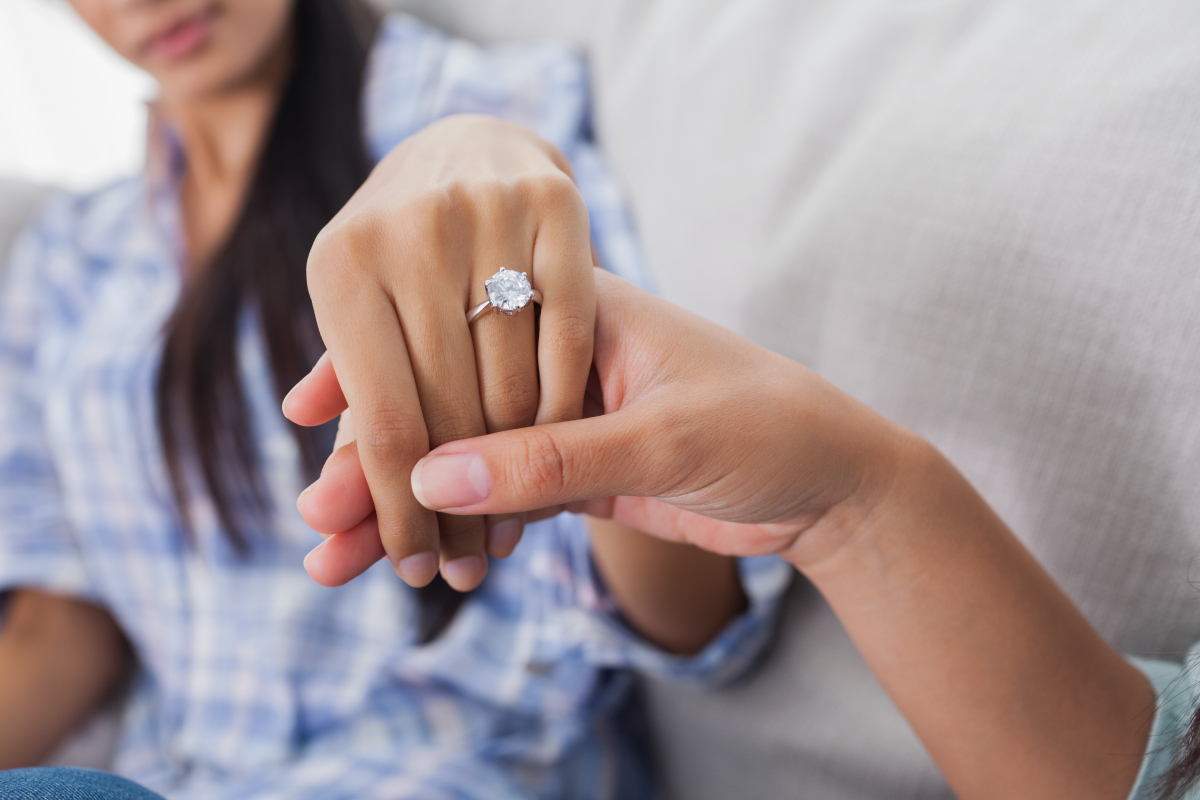 К чему снится обручальное кольцо мужа. Кольцо для предложения. Обручальное кольцо. Девушка с кольцом на пальце. Кольцо для Помолвки.