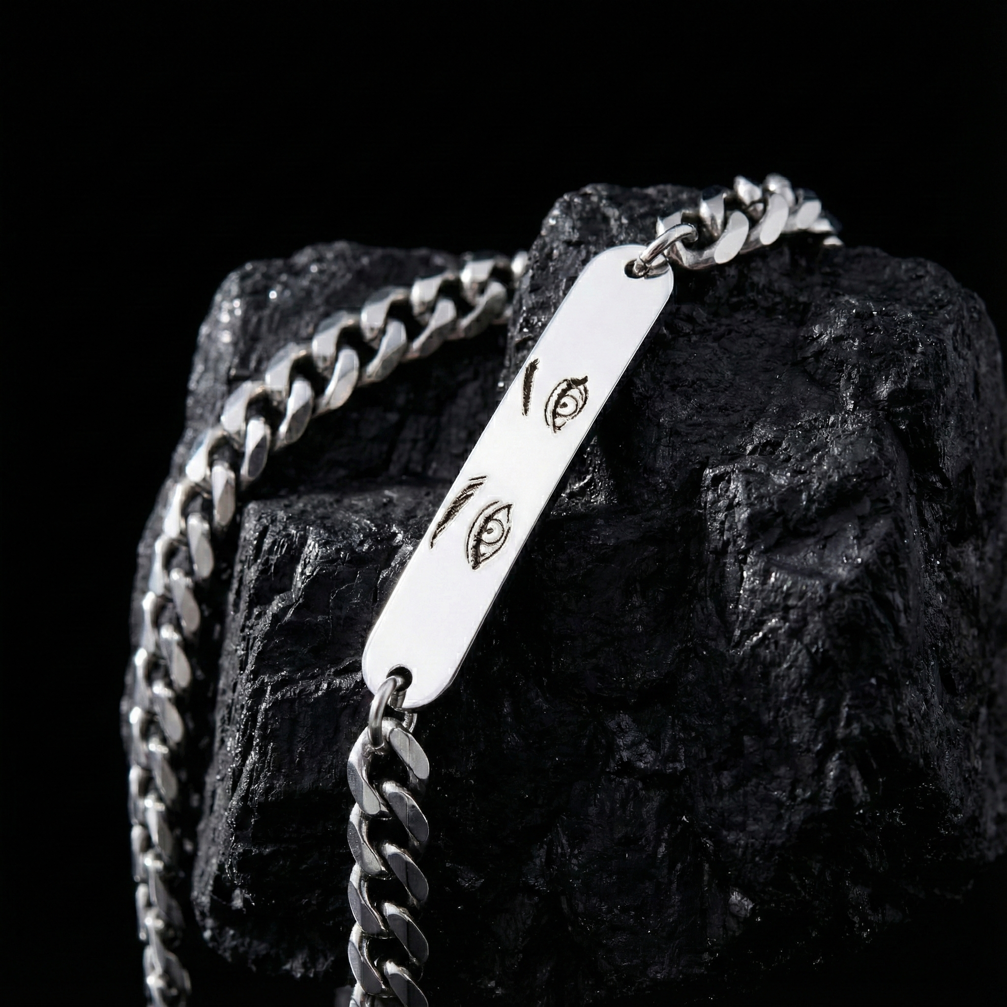 Браслет с цепочкой с глазами