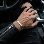 Браслет с гравировкой глаз на мужской руке